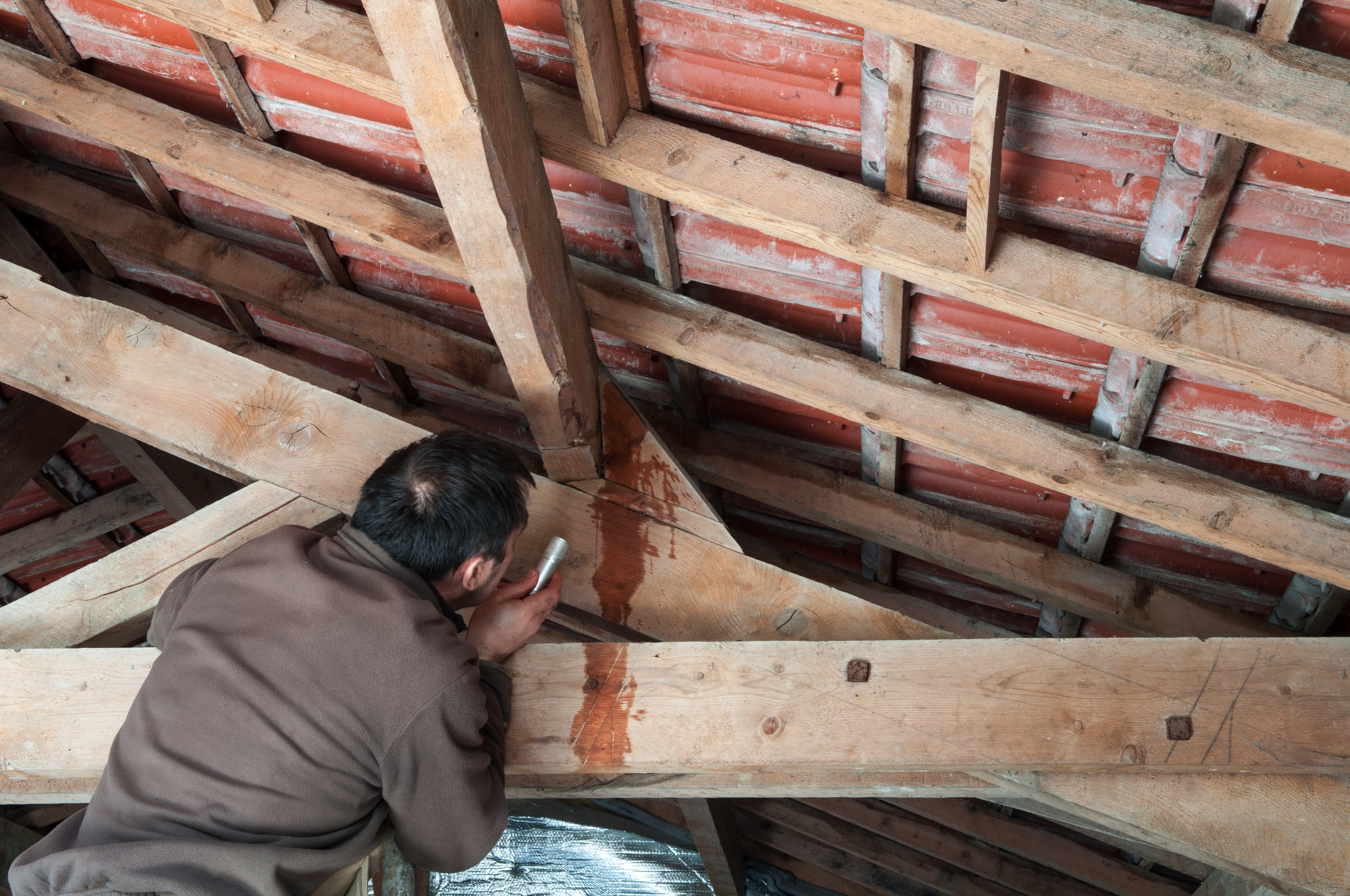 Как исправить течь на вашей крыше в домашних условиях