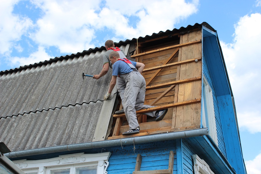 Как провести самостоятельный ремонт крыши на даче?