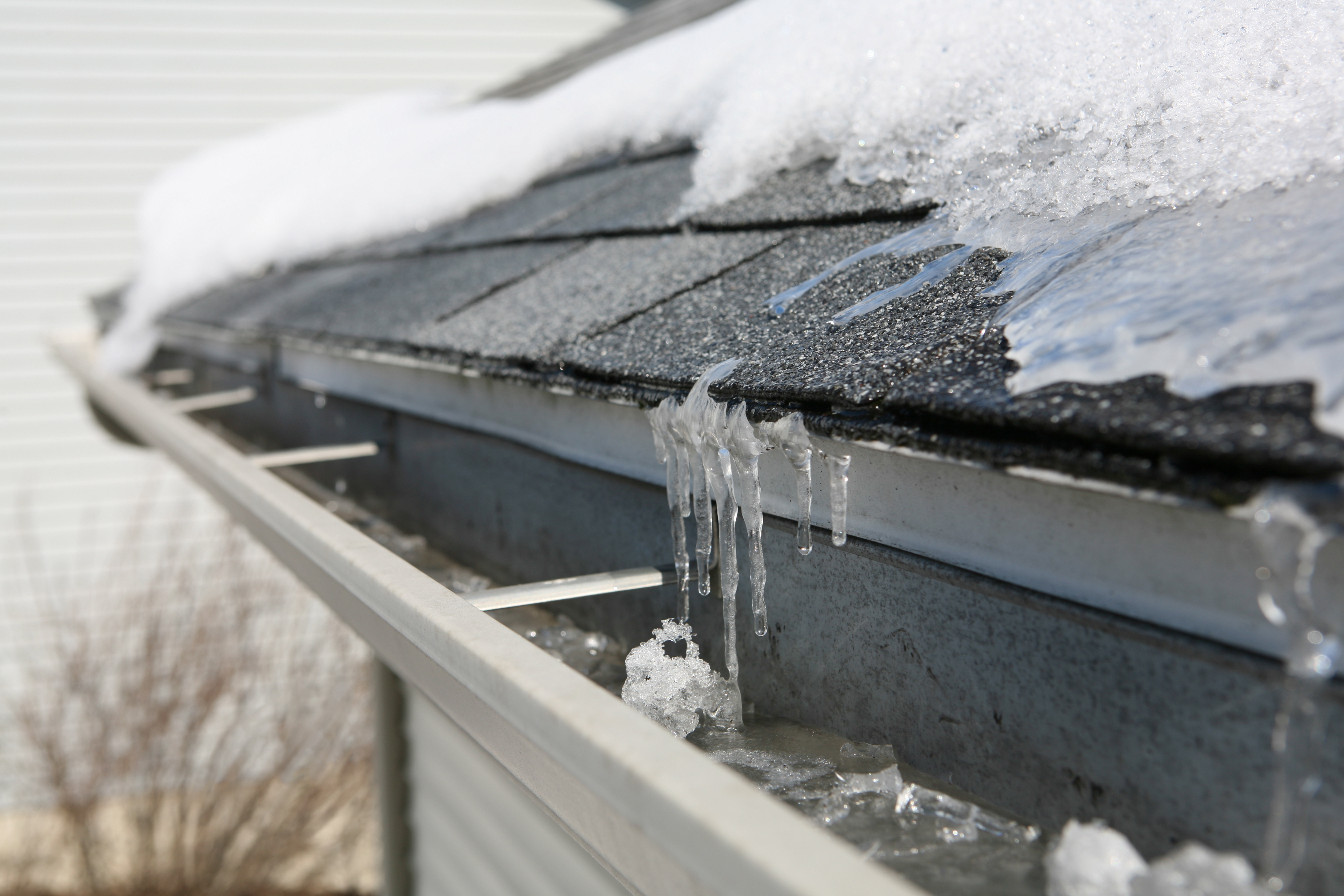 Как решить проблему образования льда на крыше в зимнее время