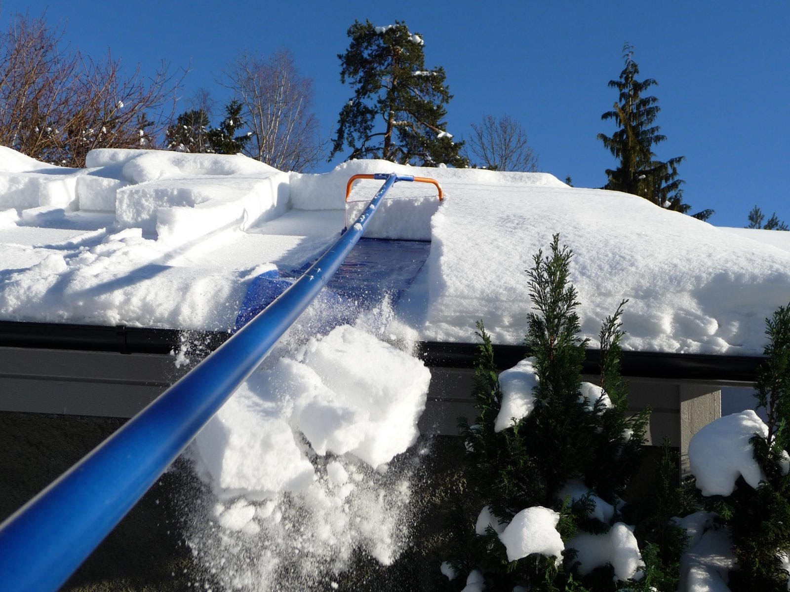 Как убрать снег с крыши безопасно и без ущерба для материалов?