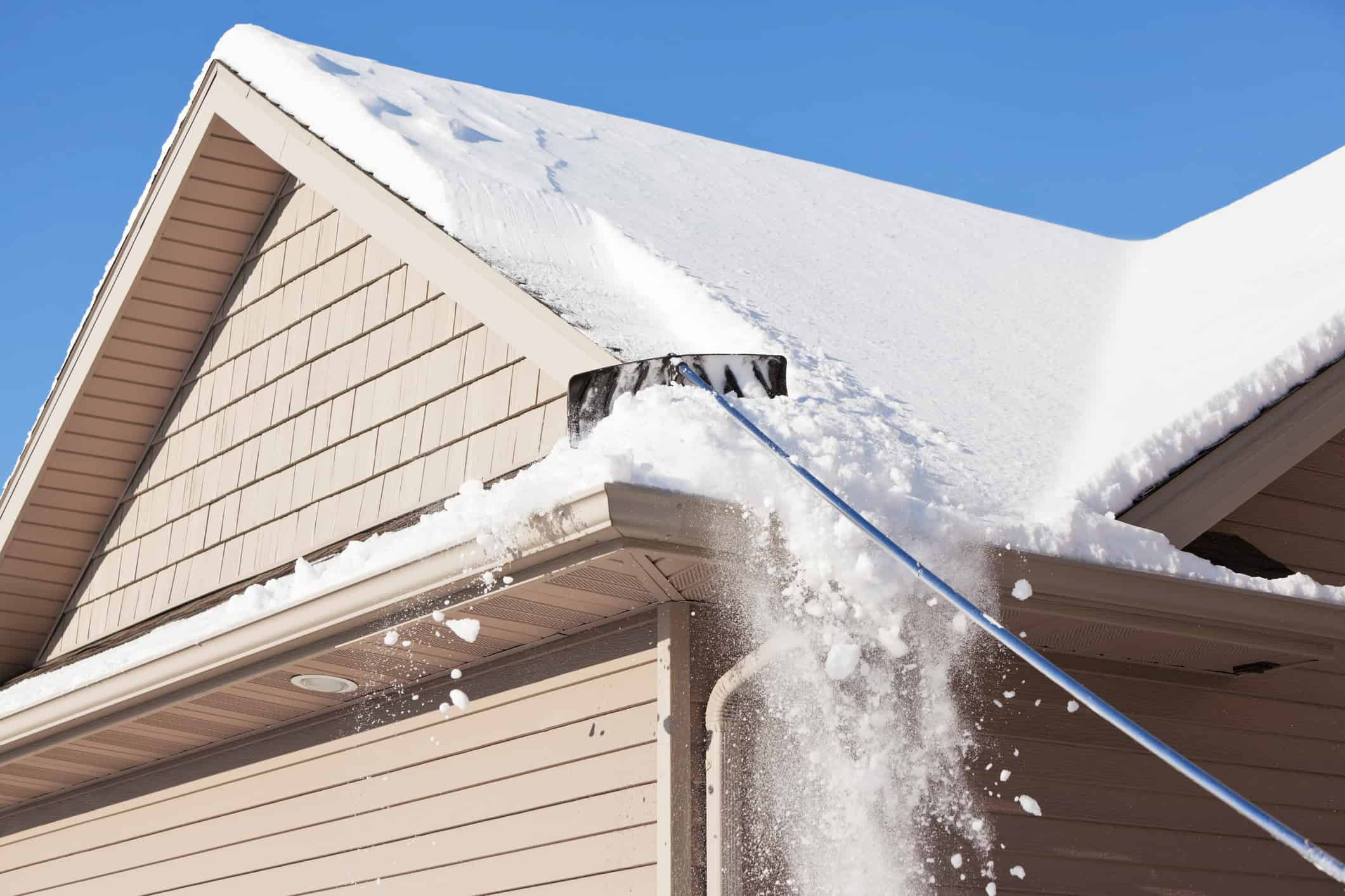 Как защитить дом от крышной воды и снега