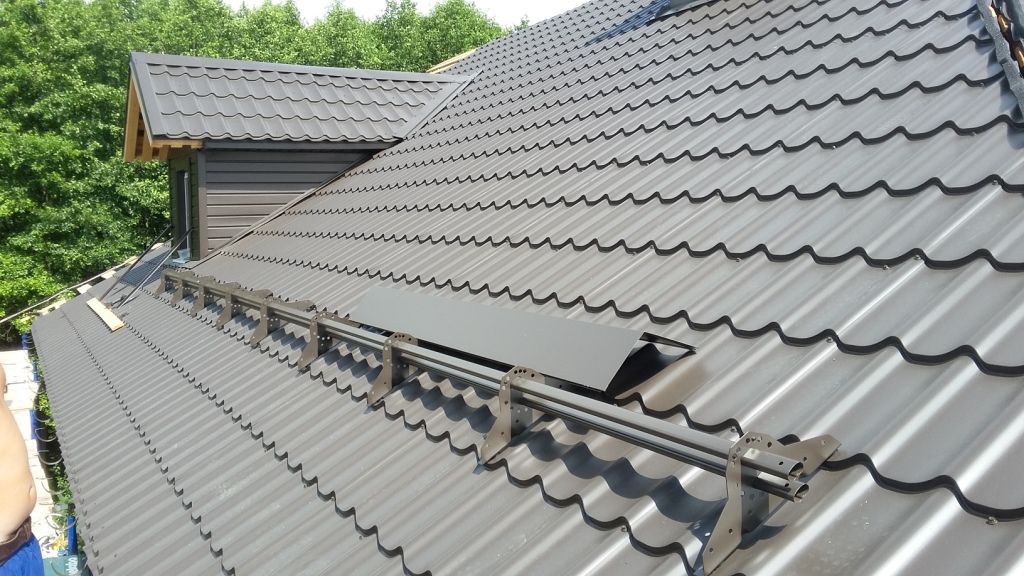 Покрытие крыши: выбираем между металлочерепицей и шифером