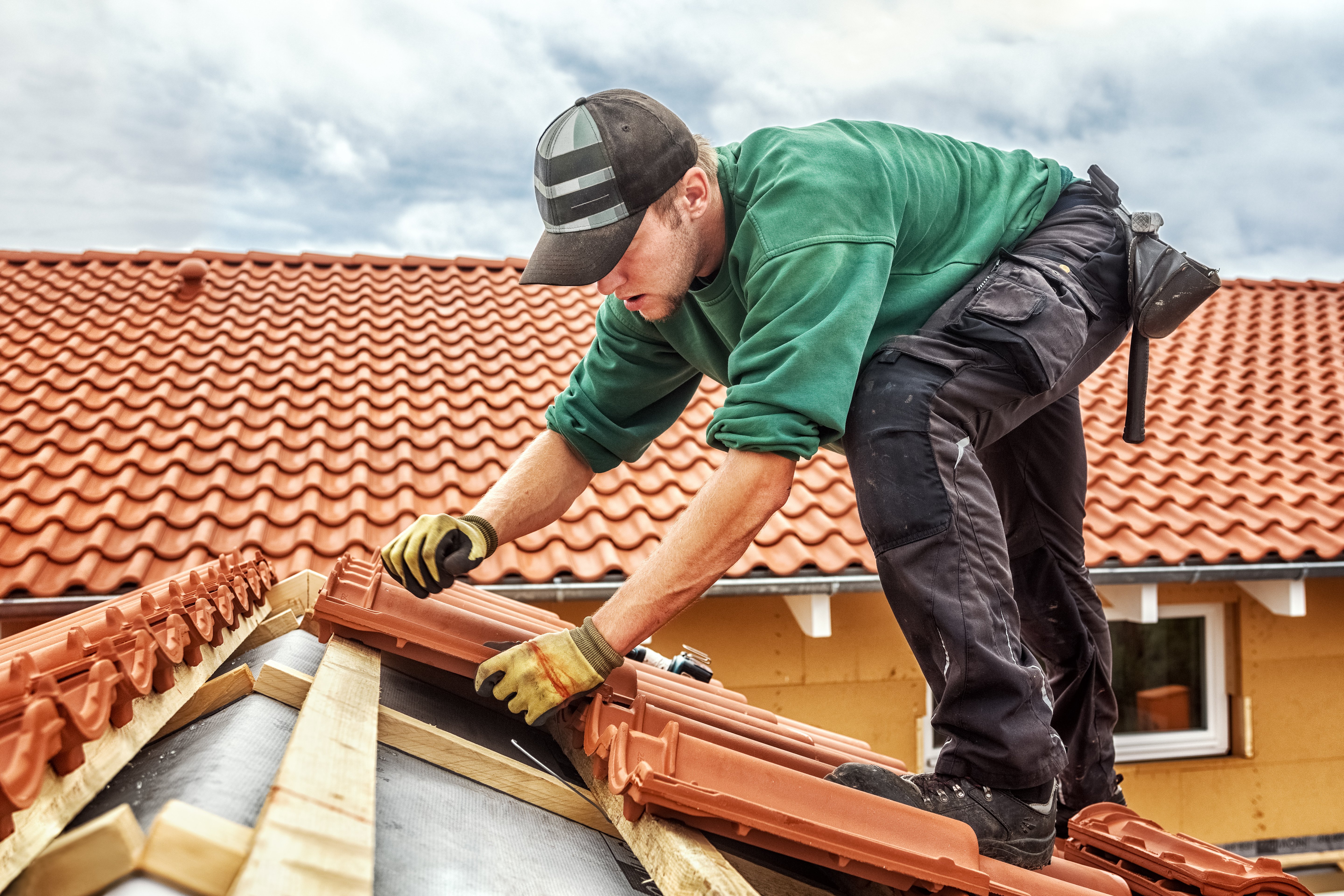 Важность своевременного ремонта крыши на даче